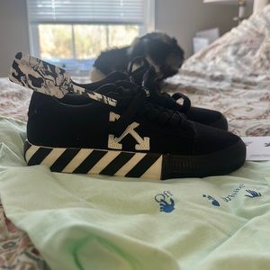 Off white sneakers like new 😍